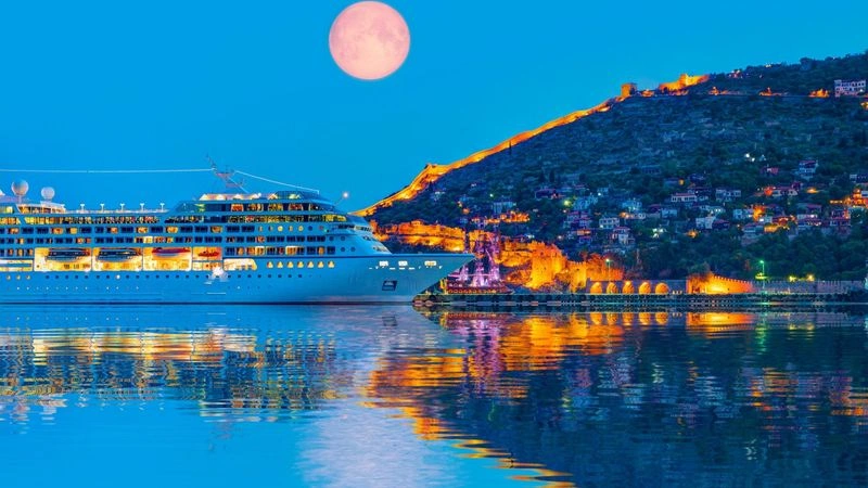 برای سفر تابستانی به آلانیا، مناطقی مانند ساحل کلئوپاترا (Kleopatra Beach) با شن‌های طلایی و تفریحات آبی متنوع، انتخابی محبوب است. 