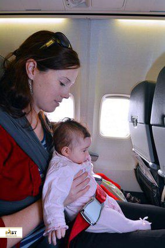 نوزاد در آغوش مادر نشسته در هواپیما