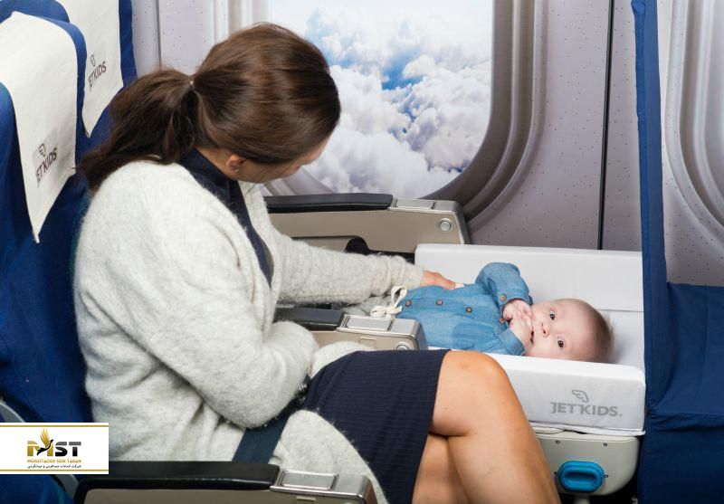 کمربند والدین و کریر نوزاد در هواپیما