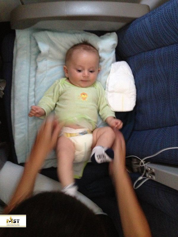 تعویض پوشک کودک در هواپیما