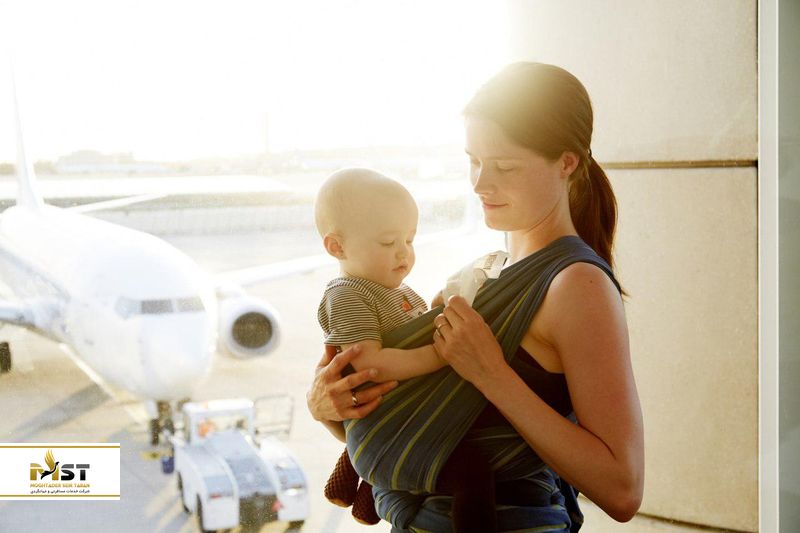 نوزاد و مادر در فرودگاه