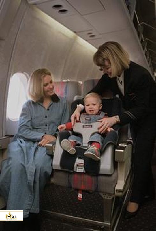 نوزاد و مادر نشسته در هواپیما