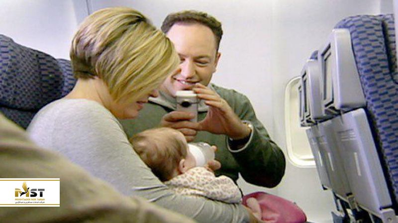 نوزاد به همراه مادر و پدر در پرواز 