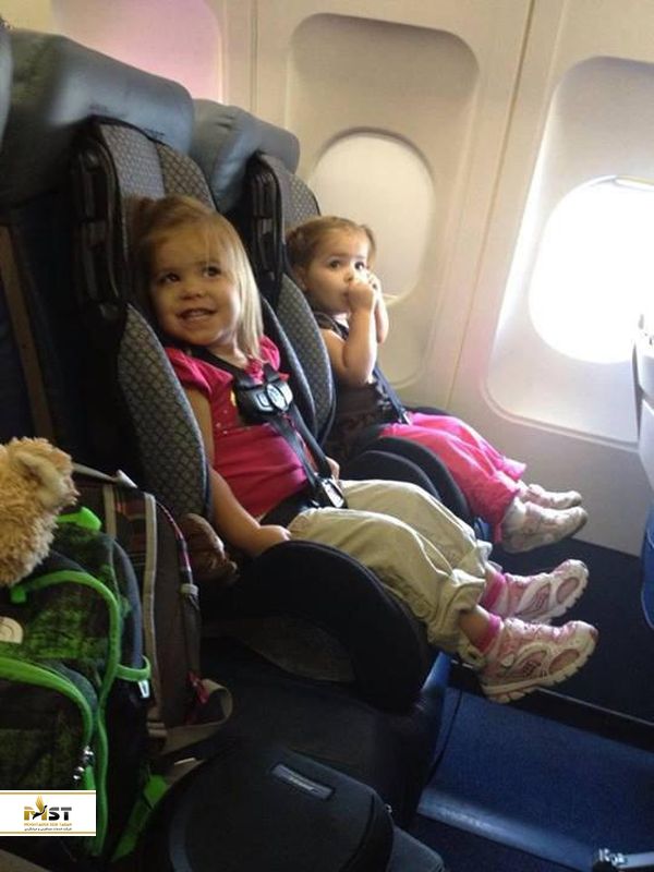 کودک بر روی صندلی مناسب در هواپیما