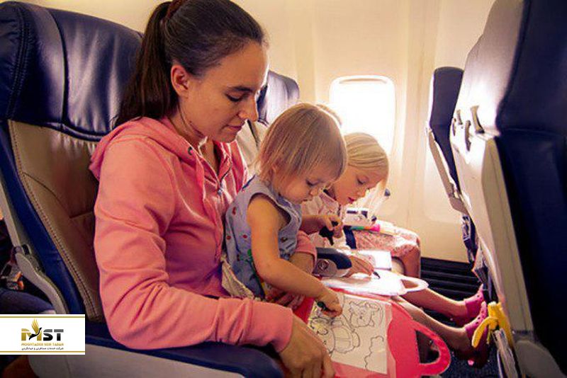 کودک و مادر بر روی صندلی هواپیما
