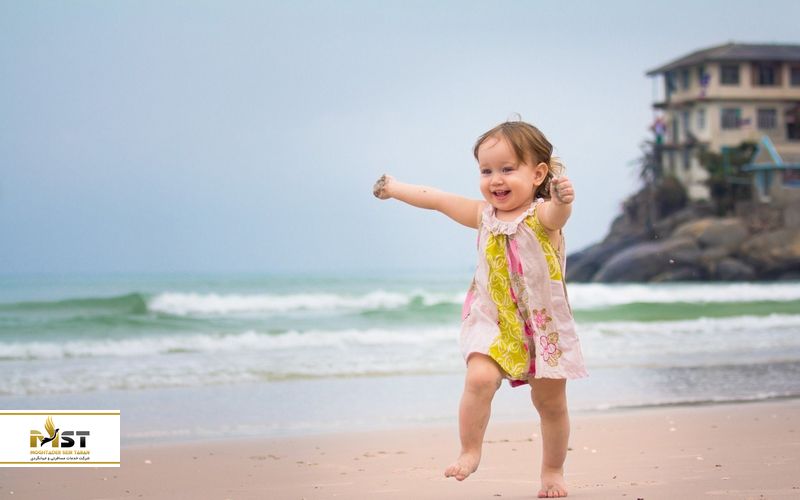 کودک در آفتاب ساحل
