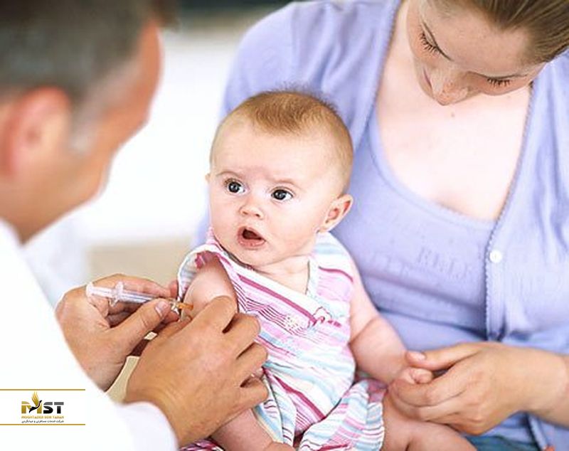 تزریق واکسن به کودک 