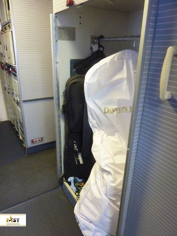کمد لباس در هواپیما