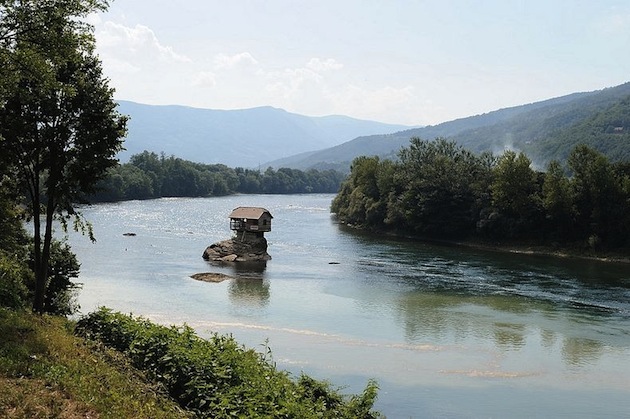 45_Year_Old_Tiny_Serbian_Drina_River_Home_3
